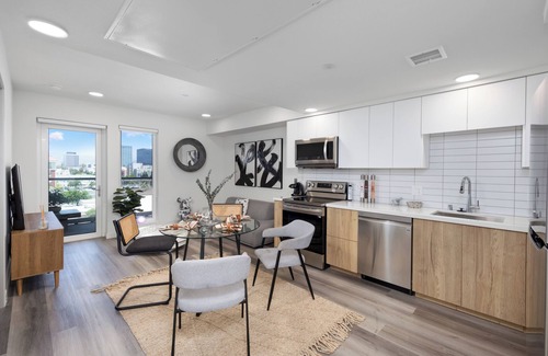 Verdugo Woodlands Apartment | Stylish K-Town Luxury: 2Qbeds, Golf, Pool