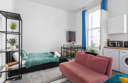 West Kensington Apartment | Stylish Kensington Flat with Sofa Bed!