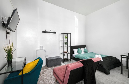 West Kensington Apartment | Stylish Kensington Flat with Sofa Bed!