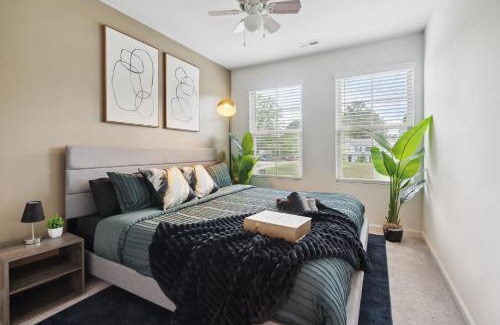 Southwest Raleigh House | Stylish King 3-Bed Townhome Minutes to Cary & NC State