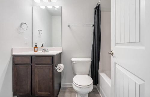 Southwest Raleigh House | Stylish King 3-Bed Townhome Minutes to Cary & NC State