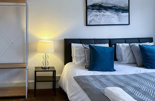 Feltham North House | Stylish King room close to Heathrow airport