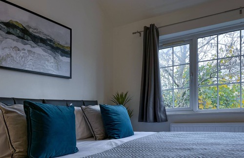 Feltham North House | Stylish King room close to Heathrow airport