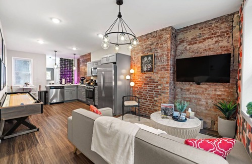 North Shore Apartment | Stylish King Suite w Deck & City Views