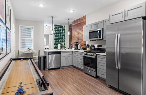 North Shore Apartment | Stylish King Suite w Deck & City Views