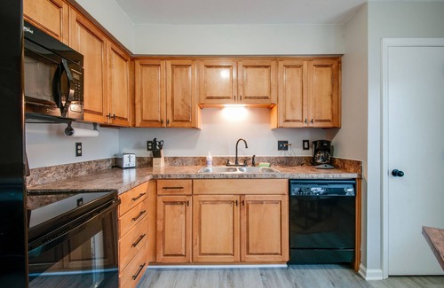 Hendersonville Condo | Stylish Lakefront Condo w/a Pool!