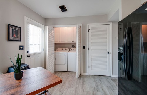 Hendersonville Condo | Stylish Lakefront Condo w/a Pool!