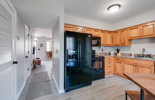 Hendersonville Condo | Stylish Lakefront Condo w/a Pool!