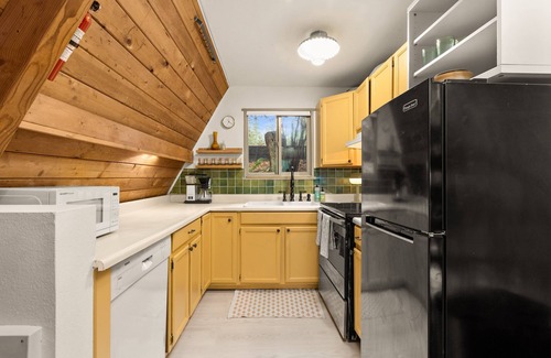Burley Cabin | Stylish Lakefront Cabin Retreat, Sauna/Hot tub & Cold Plunge
