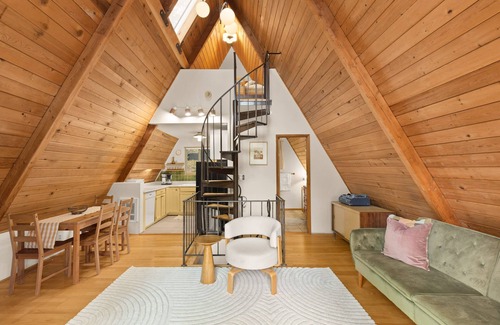 Burley Cabin | Stylish Lakefront Cabin Retreat, Sauna/Hot tub & Cold Plunge