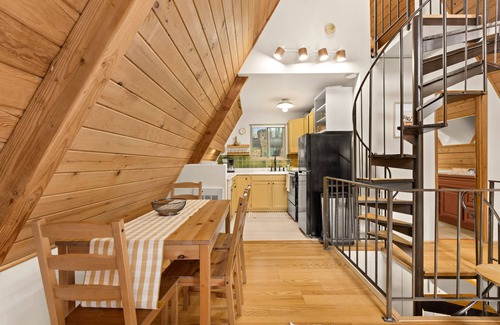 Burley Cabin | Stylish Lakefront Cabin Retreat, Sauna/Hot tub & Cold Plunge