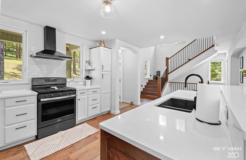 Garfield House | Stylish Lakefront Home on Beaver Lake in Beautiful Northwest Arkansas!