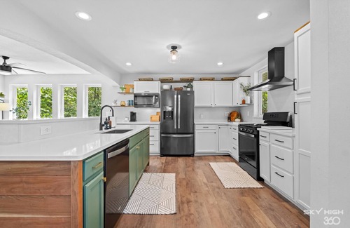 Garfield House | Stylish Lakefront Home on Beaver Lake in Beautiful Northwest Arkansas!