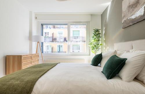 Jargonnant Apartment | Stylish Lakeside Home 3