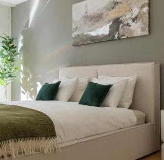 Jargonnant Apartment | Stylish Lakeside Home 3