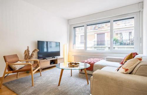 Eaux-Vives Vollandes Apartment | Stylish Lakeside Home by the Jet d'Eau