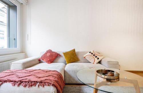 Eaux-Vives Vollandes Apartment | Stylish Lakeside Home by the Jet d'Eau