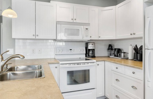Central Okanagan House | Stylish lakeview cottage at La Casa Lakeside Resort!