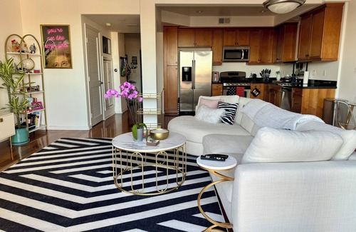 Los Angeles Condo | Stylish Loft with High Ceilings & Tons of Natural Light Near Highland Park