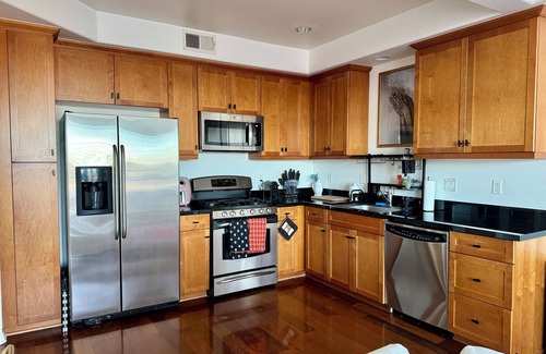 Los Angeles Condo | Stylish Loft with High Ceilings & Tons of Natural Light Near Highland Park