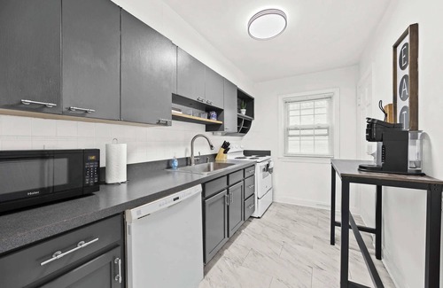 Audubon Park Apartment | Stylish Louisville Apt Near Downtown & Parking