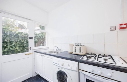 Southend-on-Sea Apartment | Stylish & Lovely 2BR City Centre Near High St by Luxiety Stays