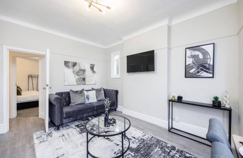 Southend-on-Sea Apartment | Stylish & Lovely 2BR City Centre Near High St by Luxiety Stays
