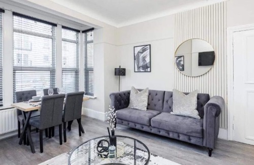 Southend-on-Sea Apartment | Stylish & Lovely 2BR City Centre Near High St by Luxiety Stays