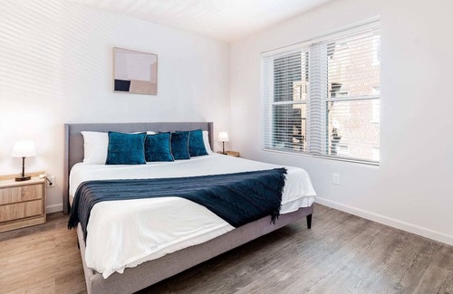 DeBaliviere Place Apartment | Stylish Luxe 2BR Apartment Cozysuites W/parking! 2E