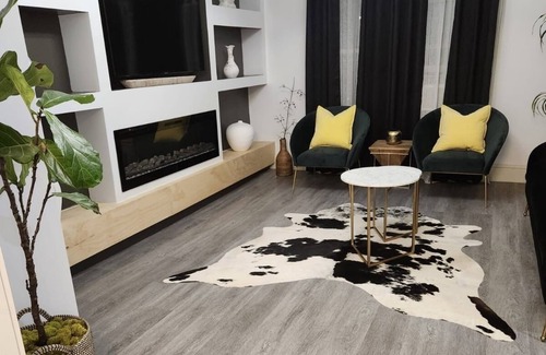 Alden Manor Apartment | Stylish Luxe Apartment