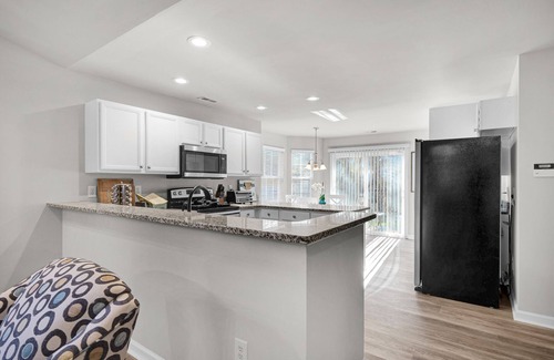Northeast Raleigh House | Stylish Luxe One-Level Twnh Steps from Neuse Trail