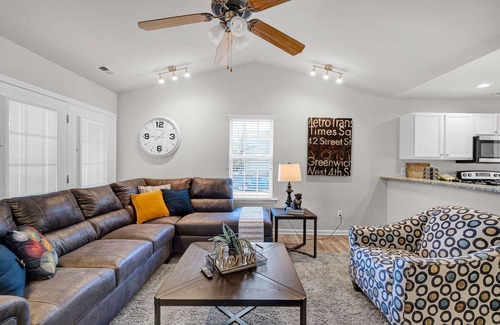 Northeast Raleigh House | Stylish Luxe One-Level Twnh Steps from Neuse Trail
