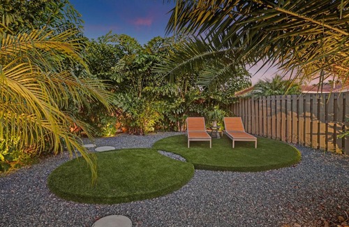 Coral Ridge Isles House | Stylish Luxury Tropical Junior Suite