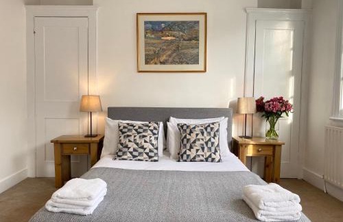 Warwick Apartment | Stylish Maisonette and Studio in Victoria
