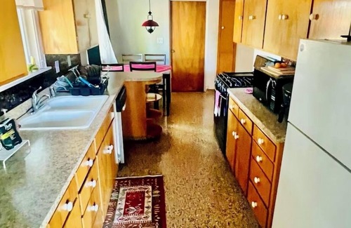 Northeast Neighbors House | Stylish MCM - 1 hour from Oregon Coast