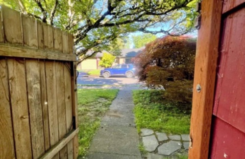 Northeast Neighbors House | Stylish MCM - 1 hour from Oregon Coast