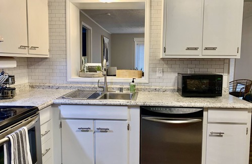 Lexington House | Stylish Mid-Century Modern Home 5 minutes to downtown