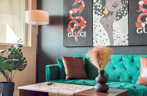 Mid-Wilshire Apartment | Stylish Mid-Wilshire Apt, Free Parking, Gucci Art, 10mins to Cedars