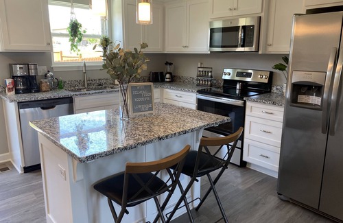 Grandview House | Stylish MidMod Premium 3QueenBdrm Home-Upper Level