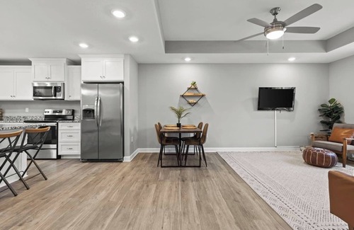 Grandview House | Stylish MidModern New Build w/Extra Apartment
