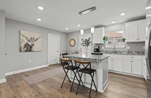 Grandview House | Stylish MidModern New Build w/Extra Apartment