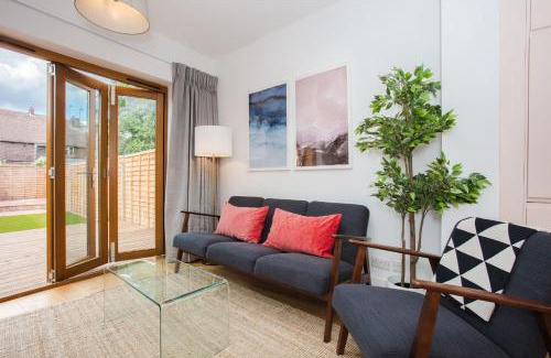 Harlesden House | Stylish & Modern 3 Bed Flat in NW London with Garden
