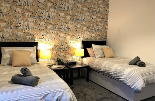 Whitefield House | Stylish Modern 3-bed House nr Manchester City ctr