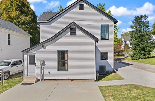Elizabethtown House | Stylish & Modern Elizabethtown Retreat on Main St!