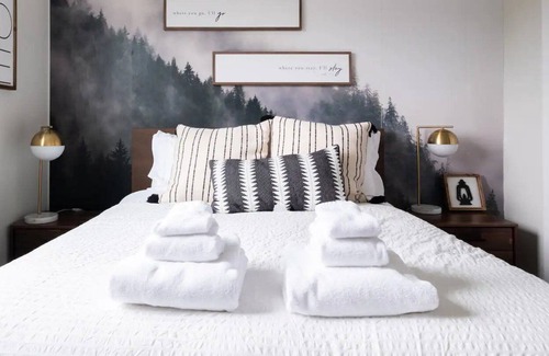 Atlantic House | Stylish Modern Farmhouse w/Yard 10 mins from DT