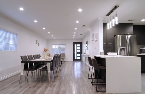 Panorama City House | Stylish Modern Retreat: King Bed, Firepit, Chef's Kitchen, Near Universal