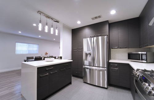 Panorama City House | Stylish Modern Retreat: King Bed, Firepit, Chef's Kitchen, Near Universal
