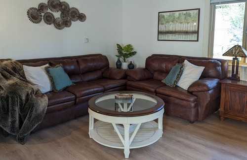 Frazier Park House | Stylish Mountain Getaway with Fireplace + Wifi