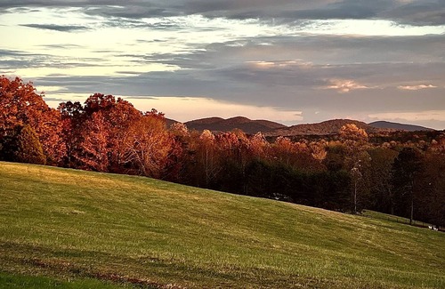 Dahlonega House | Stylish Mountain View Carriage House in the heart of Wine Country