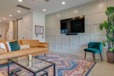 Greenwood House | Stylish Nashville Retreat with Garage